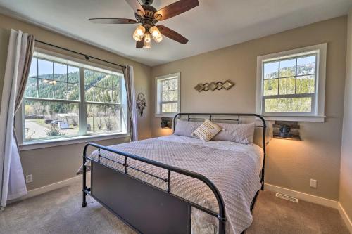凯彻姆Year-Round Mountain Retreat Ski, Hike and Bike的一间卧室配有一张带吊扇和窗户的床。