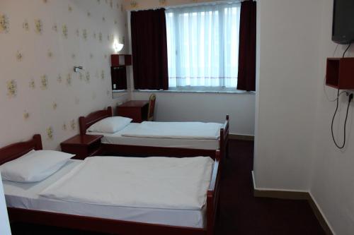 萨拉热窝BM国际酒店的客房设有两张床和窗户。
