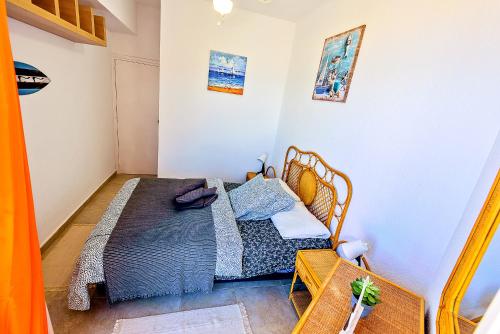 圣玛丽亚港En Playa Apartamento con Balcón, Wifi的一间小卧室,配有一张床和一张桌子