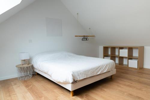 索米尔Joli loft spacieux de 100m2 pour 10pers的卧室配有白色的床,铺有木地板