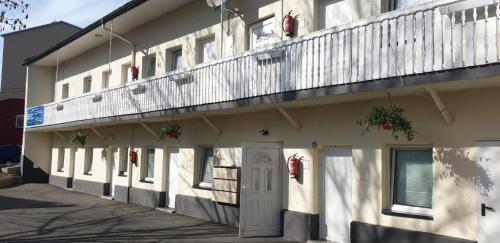 格拉茨Apartmenthaus beim LKH Graz的一座白色的建筑,上面设有一个阳台