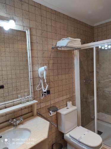罗德里戈城太阳门旅馆的浴室配有卫生间、淋浴和盥洗盆。