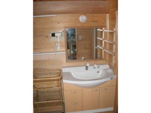 南小国町Log house for 12 people - Vacation STAY 35071v的一间带水槽和镜子的浴室