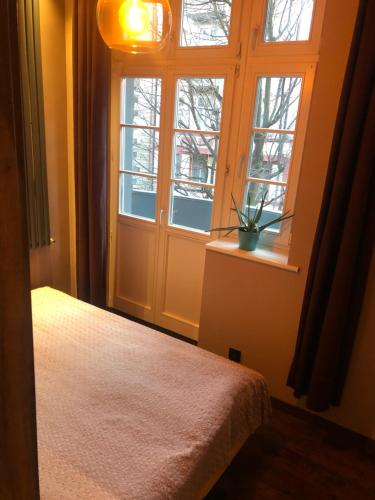 斯武普斯克Friends Apartment的一间卧室设有一张床和一个窗口
