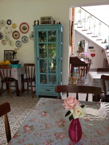 弗洛里亚诺波利斯维拉罗萨达旅馆的客厅配有蓝色橱柜和桌子
