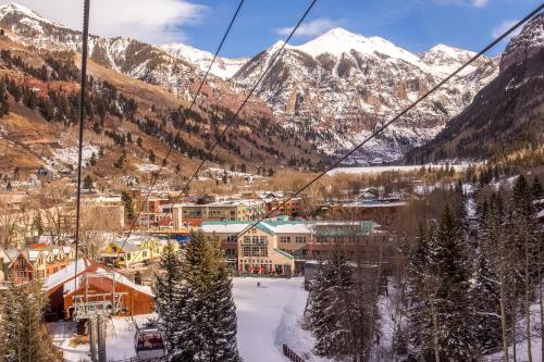 特柳赖德Mountain Lodge的山间滑雪胜地,设有滑雪缆车