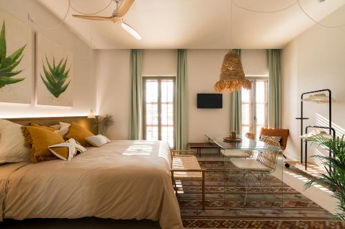 圣安东尼奥Hotel Portmany的一间卧室配有一张床和一张书桌