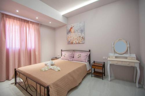 扎金索斯镇zakynthos town modern roof apartment的一间卧室配有一张大床和镜子