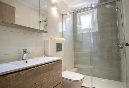 扎金索斯镇zakynthos town modern roof apartment的带淋浴、卫生间和盥洗盆的浴室