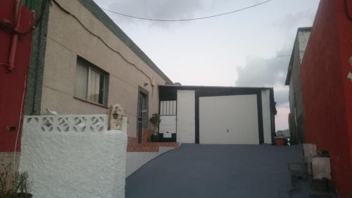 圣克鲁斯-德特内里费Casa Relajación的一条有白色门和大楼的小巷