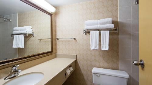 北湾北部湾贝斯特韦斯特酒店及会议中心的浴室配有盥洗盆、镜子和毛巾