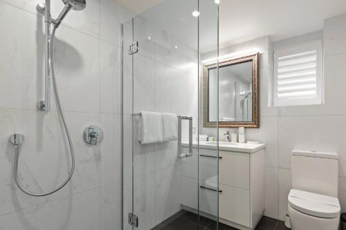 皇后镇Queenstown House Lakeside的带淋浴、卫生间和盥洗盆的浴室