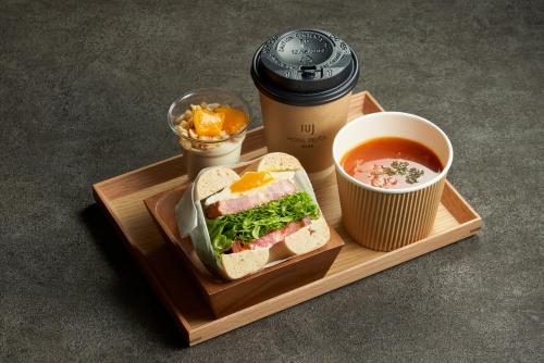 东京Hotel Resol Ueno的三明治和一杯汤以及一杯咖啡