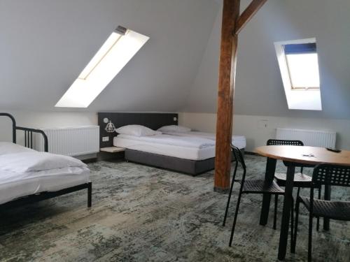 奥尔什丁SmartRooms的卧室配有一张床和一张桌子及椅子