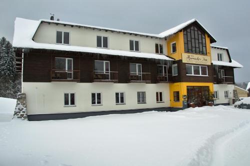 哈拉霍夫哈拉霍夫酒店的前面有大雪的建筑