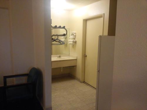 科维纳Evergreen Inn的一间带水槽和镜子的小浴室