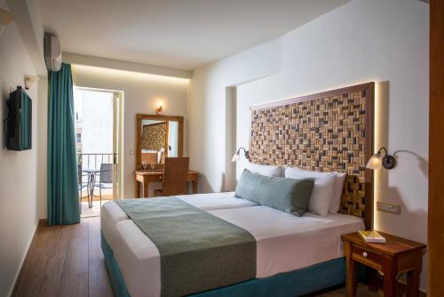 赫索尼索斯Anesis Blue Boutique Hotel的酒店客房设有一张大床和一个阳台。
