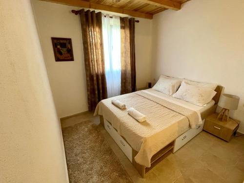 威尔帕扎Sunlight Cottage Maya的一间卧室配有一张床,上面有两条毛巾