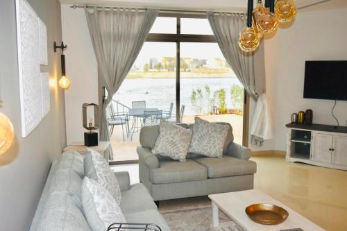 阿可贺巴Amwaj Resort For Families Only的带沙发和大窗户的客厅