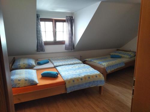 米库洛夫Apartmán Alva 3的一间卧室设有两张床和窗户。