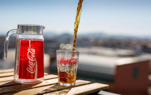 克莱蒙费朗Coca gare的一杯可可乐饮料倒入玻璃杯中