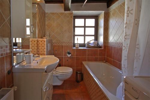根尼斯迪亚斯Sweet Cottage Vendégház的带浴缸、卫生间和盥洗盆的浴室
