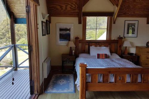 SnugSnug Views的一间卧室设有一张木床和一个窗户。