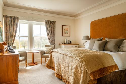 奥古斯都堡尼斯湖罗瓦特酒店的一间卧室设有一张大床和一个窗户。