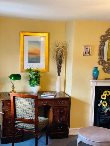 马基特博斯沃思Softleys的一张桌子,上面有椅子和花瓶
