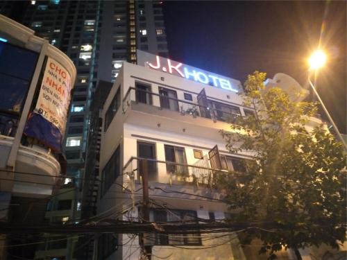 胡志明市J&K Hotel的白色的建筑,上面有标志