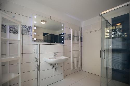 博尔滕哈根Strandvilla Scholle - Dorsch Wohnung 02的白色的浴室设有水槽和淋浴。