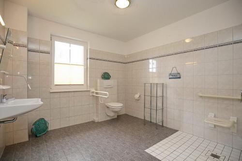 博尔滕哈根Strandvilla Krabbe Wohnung 08的一间带卫生间、水槽和窗户的浴室