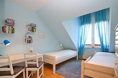 博尔滕哈根Sünnslag Ostsee-Perle Wohnung 044的一间卧室配有一张床、一张桌子和一张桌子