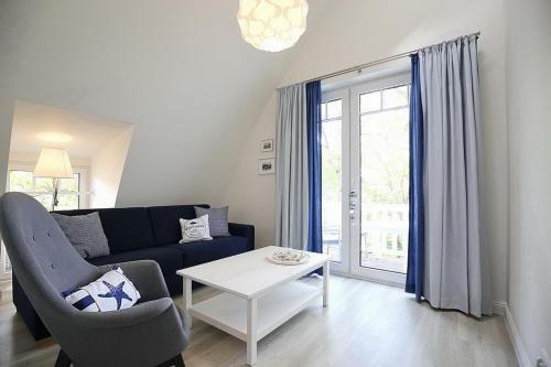 博尔滕哈根Strandvilla Scholle - Aal Wohnung 06的客厅配有沙发和桌子