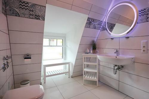 博尔滕哈根Strandvilla Scholle - Aal Wohnung 06的一间带水槽和镜子的浴室