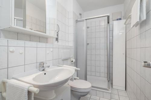 博尔滕哈根Dünenblick Wohnung 33的白色的浴室设有水槽和卫生间。