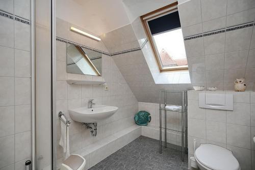博尔滕哈根Strandvilla Krabbe Wohnung 11的白色的浴室设有水槽和卫生间。