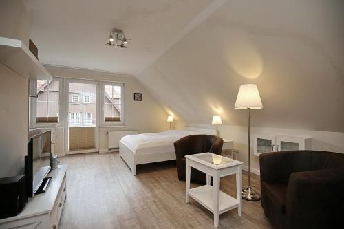 博尔滕哈根Strandvilla Krabbe Wohnung 13的一间卧室设有一张床和一间客厅。
