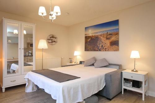 博尔滕哈根Strandvilla Krabbe Wohnung 03的卧室配有一张白色大床