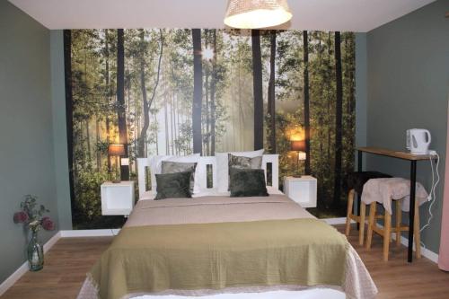 SouraïdeMaison Errientania的卧室配有一张壁挂森林壁画的床