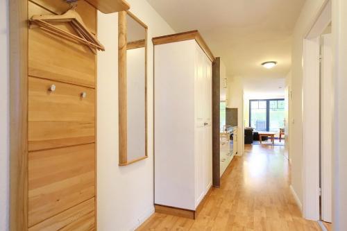 博尔滕哈根Papillon Wohnung 04-4的走廊上设有衣柜和带镜子的门