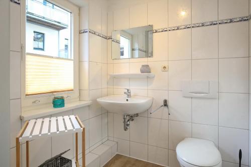 博尔滕哈根Strandvilla Krabbe Wohnung 02的白色的浴室设有水槽和卫生间。