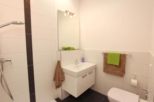 海利根达姆Residenz von Flotow Wohnung 18的白色的浴室设有水槽和镜子