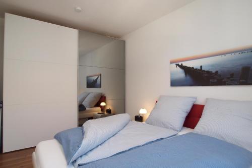 海利根达姆Residenz von Flotow Wohnung 09的卧室配有一张床,墙上挂有绘画作品