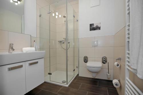 海利根达姆Residenz von Flotow Wohnung 10的带淋浴、卫生间和盥洗盆的浴室