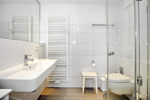 海利根达姆Residenz von Flotow Wohnung 14的白色的浴室设有水槽和淋浴。