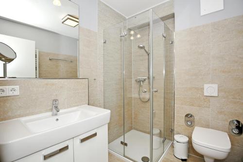 海利根达姆Residenz von Flotow Wohnung 15的带淋浴、盥洗盆和卫生间的浴室