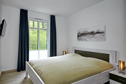海利根达姆Linden-Palais Wohnung 20的一间卧室设有一张大床和一个窗户。