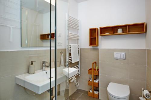 海利根达姆Linden-Palais Wohnung 21的一间带水槽和卫生间的浴室