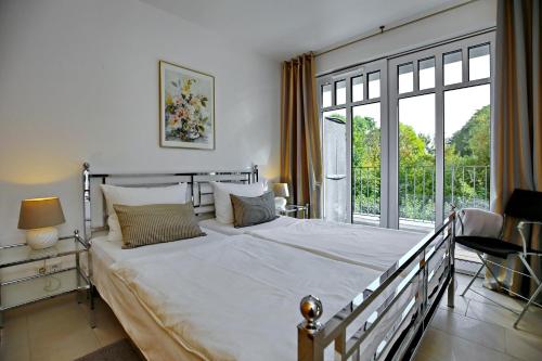 海利根达姆Linden-Palais Wohnung 39的一间卧室设有一张大床和一个大窗户